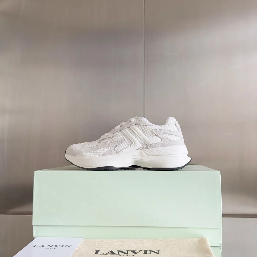 Top version: Couple model 290 Lanvin Lanvin's latest Jla series Couple model Mesh Thick sole Casual sports shoes Running shoes Original purchase, development and production This men's and women's sports shoes are light and comfortable, and the mesh design makes the uppers lighter. They are not afraid of stuffy feet, and the shoes look fashionable when paired with skirts and trousers. The upper is decorated with LANVIN's classic •J logo. The curved lines pay tribute to the circular element of the LANVIN logo, showing the brand's ingenuity. This shoe combines sports, fashion and craftsmanship. The delivery counter has exquisite packaging 🛍📦 ▪️ Fabric: Original customized mesh + cowhide ▪️ Lining: Original imported breathable mesh ▪️ Sole: Exclusive molded foam + TPU material ▪️ Bottom thickness: 4CM ▪️ Size: Women's 35-41 / Men's 39-45